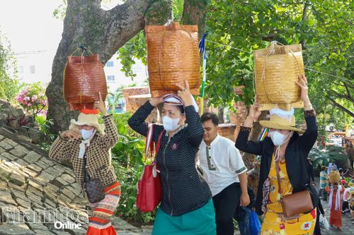 Đồng bào Chăm mang lễ vật đến di tích quốc gia đặc biệt Tháp Bà Pô Nagar dâng lên Mẹ xứ sở.