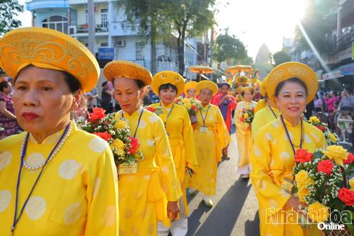 Người dân tham gia lễ rước kiệu trong Lễ hội Tháp Bà Pô Nagar năm 2025.