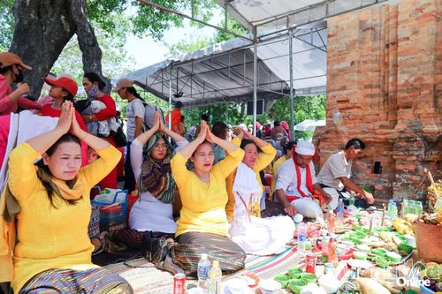 Đồng bào Chăm thực hành nghi lễ tại khu di tích quốc gia đặc biệt Tháp Bà Pô Nagar.