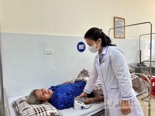 Cán bộ Trung tâm Y tế khu vực Cao Lộc chăm sóc bệnh nhân