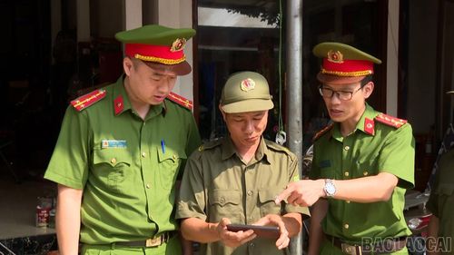 Thành viên Tổ bảo vệ an ninh, trật tự tích cực cùng lực lượng Công an nắm tình hình, kịp thời giải quyết các vấn đề phát sinh ở cơ sở.