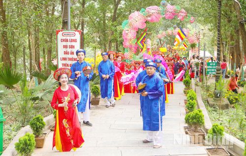 Đoàn rước nước di chuyển lên chùa Long Đọi Sơn.