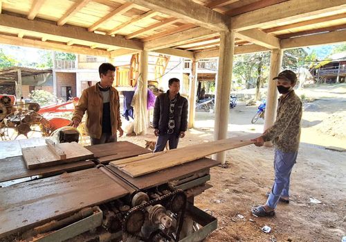 Anh Hồ Văn Được (bên trái ngoài cùng) luôn quan tâm, động viên người trẻ trong thôn nỗ lực phát triển các mô hình kinh tế phù hợp tại địa phương - Ảnh: K.S