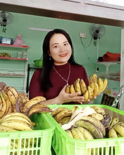 Chị Hồ Thị Nguồn nỗ lực đưa nông sản sạch của đồng bào dân tộc thiểu số Pa Kô vươn xa - Ảnh: K.S