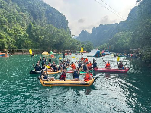 Du khách trải nghiệm các sản phẩm du lịch thuộc Vườn Quốc gia Phong Nha-Kẻ Bàng - Ảnh: D.H