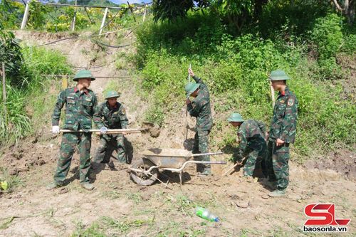 Cán bộ, chiến sĩ Đồn Biên phòng Mường Cai cải tạo vườn rau.