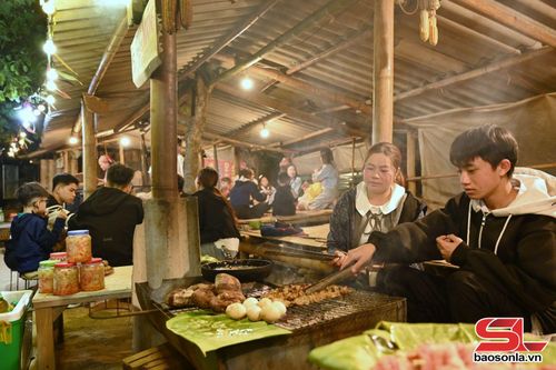 Du khách khám phá ẩm thực tại chợ đêm Chiềng Đi.