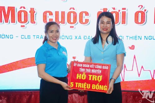 Đại diện Ủy ban Đoàn kết Công giáo tỉnh Thái Nguyên trao hỗ trợ Giáo xứ Yên Lãng.