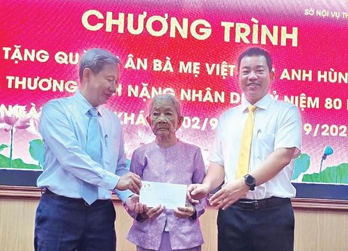 Năm 2025, Sở Nội vụ phối hợp với quỹ từ thiện trao tặng tiền mặt hỗ trợ Mẹ Việt Nam Anh hùng Ngô Thị Thiện