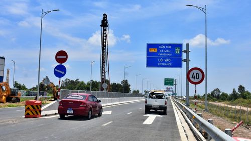 Cao tốc Hậu Giang - Cà Mau hoàn thành và đưa vào khai thác tuyến chính trước lễ 30/4-1/5, tạo điều kiện thuận lợi cho người dân, du khách đến Cà Mau tham quan và trải nghiệm.