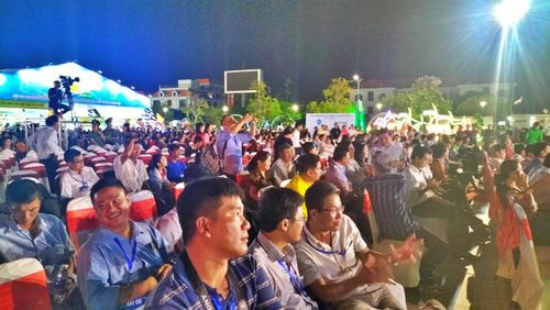 Tuần lễ Khoa học, Công nghệ, Văn hóa và Du lịch tại Cà Mau thu hút hàng ngàn lượt khách du lịch đến tham quan, mua sắm, trải nghiệm và thưởng thức những món ăn dân dã.