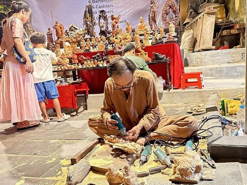 Du khách đến với phố cổ Hội An còn được trãi nghiệm nhiều giá trị văn hóa đặc sắc từ các làng nghề truyền thống, từ các nghệ nhân lão luyện