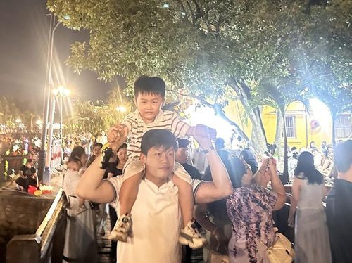 Du khách đến với phố cổ dịp Lễ này đa phần là các đoàn khách đi theo đại gia đình. Các tuyến phố đi bộ như Nguyễn Thái Học, Hai Bà Trưng... luôn chật kín người.