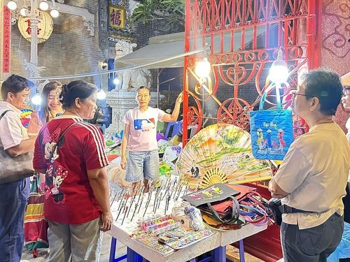 Tại các địa điểm thăm quan, vui chơi luôn bày nhiều sản phẩm thủ công mỹ nghệ địa phương cho du khách thỏa thích lựa chọn mua làm kỷ niệm, làm quà