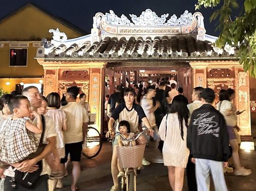 Đặc biệt là khi trời về đêm, di sản văn hóa thế giới này trở nên càng lung linh bởi hàng trăm, hàng trăm đèn lồng rực sáng. 