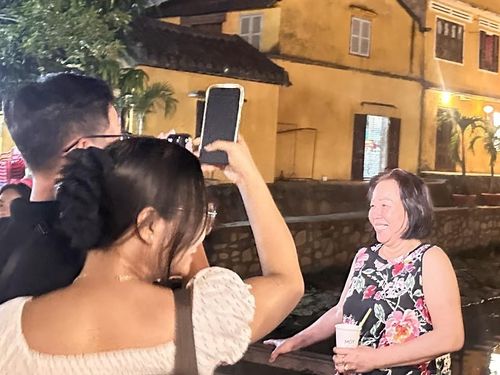 Trãi nghiệm du lịch phố cổ Hội An luôn là sự lựa chọn hàng đầu của du khách mỗi độ nghỉ lễ, nghỉ hè...Hội An náo nhiệt nhưng không xô bồ luôn lắng đọng lại nhiều kỷ niệm đẹp trong lòng mỗi du khách.