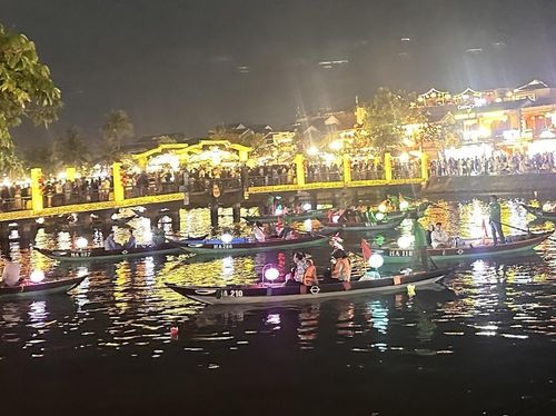 Sông Hoài về đêm trở nên lung linh