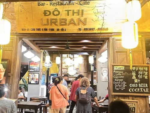 Các hàng quán tấp nập người ra vào. Ngoài kinh doanh dịch vụ giải khát, ăn uống,... nhiều cơ sở còn cho du khách tập làm đèn lồng, nặn tò he... Tất cả nhằm quảng bá những giá trị văn hóa đặc biệt của Hội An đến với du khách năm châu bốn bể.