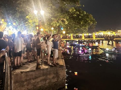 Theo ghi nhận của chúng tôi, trong các đêm 1-2/5, lượng người đỗ về phố cổ Hội An rất lớn. Ngoài dạo phố cổ thì thả đèn hoa đăng, ngồi thyền cũng được nhiều người lựa chọn.