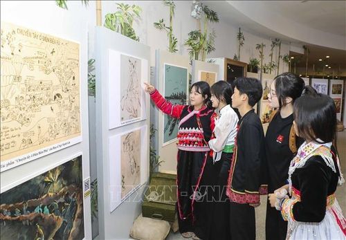 Triển lãm trưng bày 28 tác phẩm ký họa tiêu biểu về Chiến dịch Điện Biên Phủ. Ảnh: TTXVN