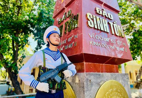 Chiến sĩ Hải quân canh gác mốc chủ quyền tại đảo Sinh Tồn