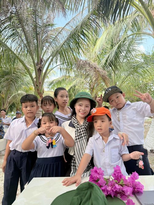 Sinh viên Phạm Thùy Linh, Học viện Âm nhạc Quốc gia chụp ảnh cùng các em học sinh trên đảo