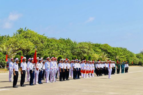 Lễ chào cờ uy nghiêm trước cột mốc chủ quyền Trường Sa lắng đọng mãi trong lòng mọi người