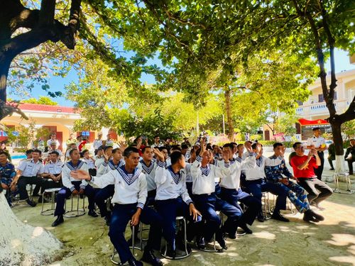 Chiến sĩ Hải quân giao lưu ca nhạc với các thành viên trong Đoàn công tác ra thăm đảo