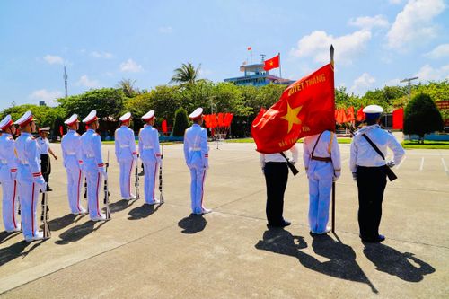 Lễ chào cờ uy nghiêm trước cột mốc chủ quyền Trường Sa
