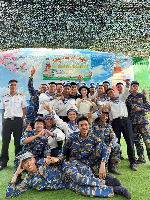 Ca sĩ, sinh viên Học viện Âm nhạc Quốc gia Nguyễn Hoàng Yến chụp ảnh cùng các chiến sĩ Trường Sa