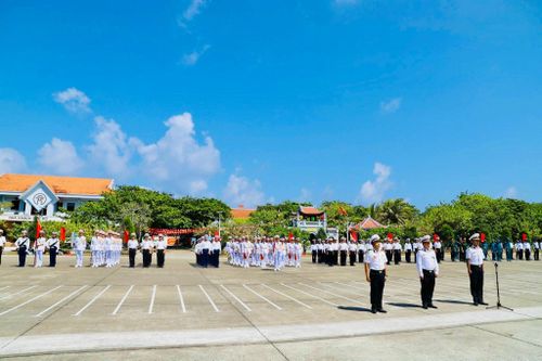 Lễ chào cờ uy nghiêm trước cột mốc chủ quyền Trường Sa lắng đọng mãi trong lòng mọi người