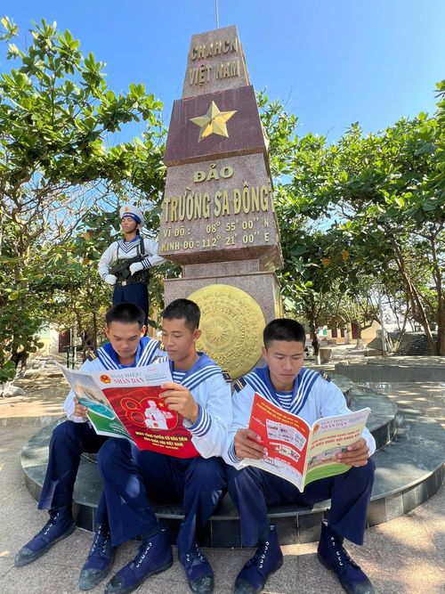 Chiến sĩ đảo Trường Sa Đông đọc báo Đại biểu Nhân dân