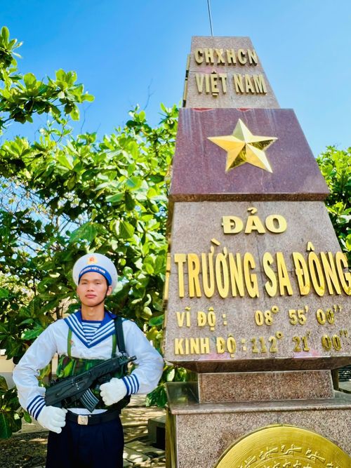 Chiến sĩ Hải quân canh gác mốc chủ quyền tại đảo Trường Sa Đông