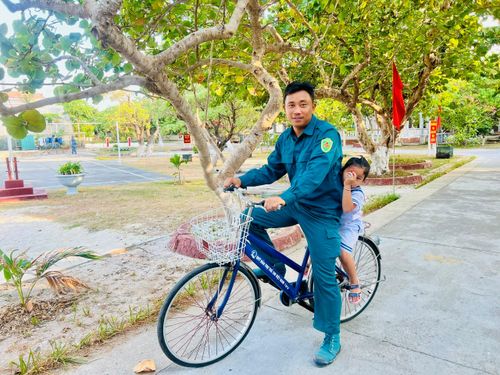 Anh Nguyễn Tuấn Luận và con gái, người dân sinh sống đảo Song Tử Tây