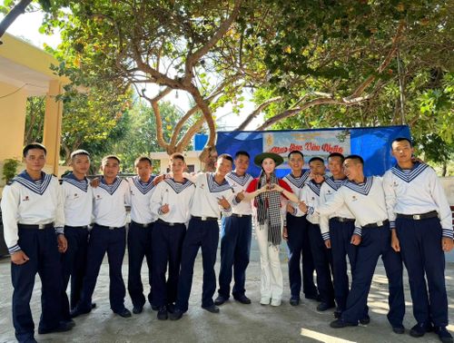 Ca sĩ, sinh viên Học viện Âm nhạc Quốc gia Nguyễn Hoàng Yến chụp ảnh cùng các chiến sĩ Trường Sa