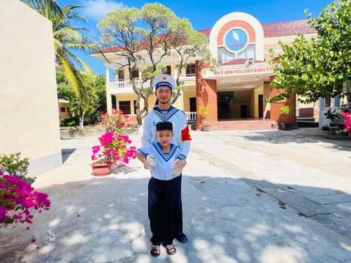 Chiến sĩ và học sinh trên đảo Sinh Tồn