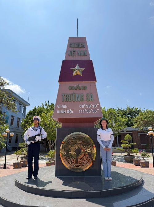 Sinh viên Phạm Thùy Linh, Học viện Âm nhạc Quốc gia lần đầu tiên được đến thăm đảo Trường Sa