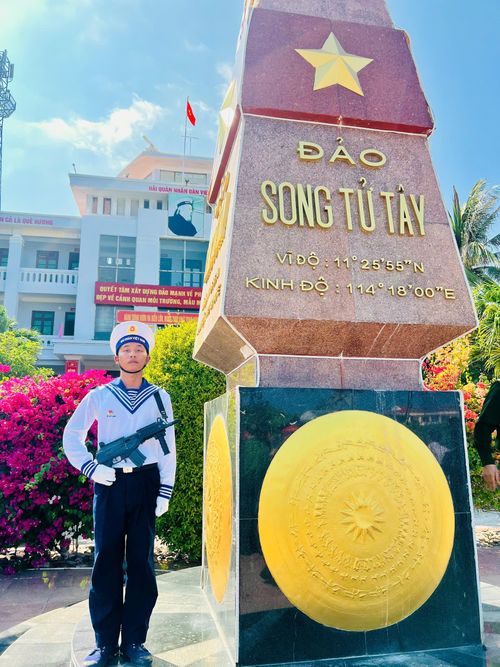 Chiến sĩ Hải quân canh gác mốc chủ quyền tại đảo Song Tử Tây