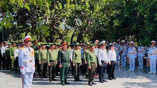Đoàn công tác dâng hương tại Đài tưởng niệm các Anh hùng liệt sĩ trên đảo Trường Sa