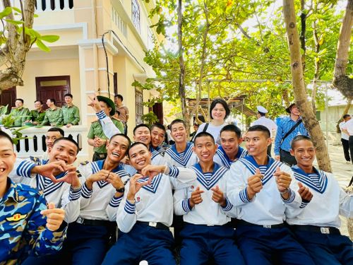 Niềm vui của các chiến sĩ sau chương trình giao lưu ca nhạc