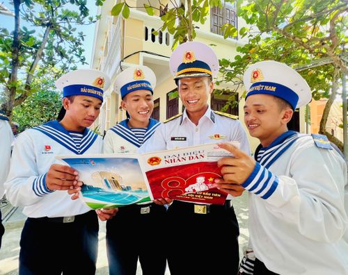 Chiến sĩ trên đảo Trường Sa đọc báo Đại biểu Nhân dân
