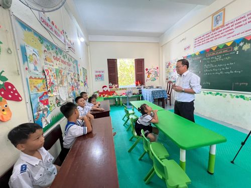 Lớp học trên đảo Sinh Tồn