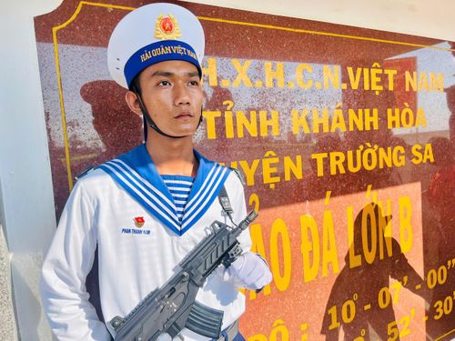 Chiến sĩ Hải quân canh gác mốc chủ quyền tại đảo Đá lớn B