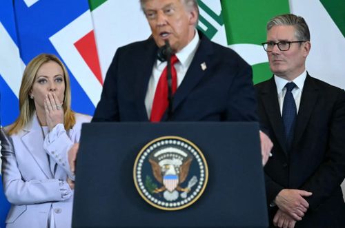 Tổng thống Mỹ Donald Trump phát biểu trong khi Thủ tướng Italy Giorgia Meloni và Thủ tướng Anh Keir Starmer theo dõi tại Hội nghị Thượng đỉnh Hòa bình Sharm El-Sheikh ở Ai Cập ngày 13/10/2025. Ảnh: Getty Images