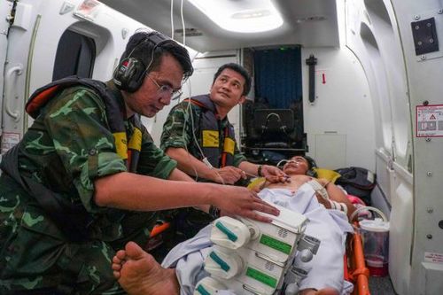Bệnh nhân trên trực thăng vận chuyển về đất liền.