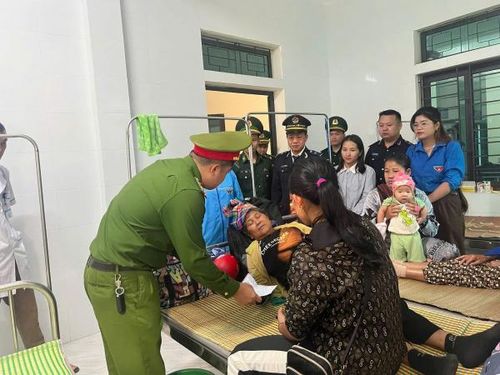Công an xã Nậm Cắn phối hợp các đơn vị tặng quà, chia sẻ với các gia đình gặp hoàn cảnh khó khăn.