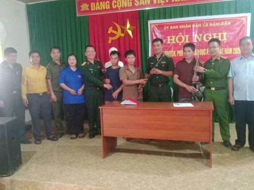 Công an xã tuyên truyền, vận động nhân dân giao nộp vũ khí, vật liệu nổ và công cụ hỗ trợ.