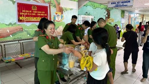 Hàng nghìn suất cháo trong chương trình "Nồi cháo nghĩa tình" đã được chế biến và trao đến tay các bệnh nhân và người thân tại nhiều cơ sở y tế trên địa bàn tỉnh Hưng Yên.