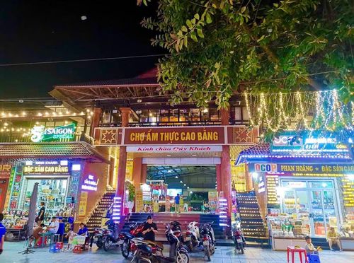 Chợ ẩm thực đêm nhộn nhịp, trở thành điểm hẹn hấp dẫn của du khách khi khám phá phố núi về đêm.
