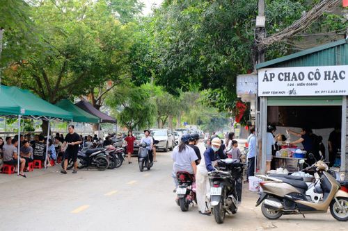 Người dân và du khách thưởng thức áp chao. 